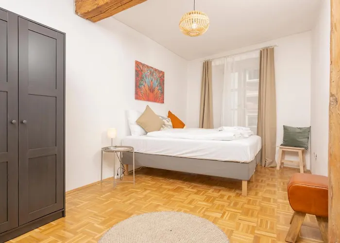 Zum Grazer Uhrturm *