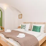 Апартаменти Zum Grazer Uhrturm