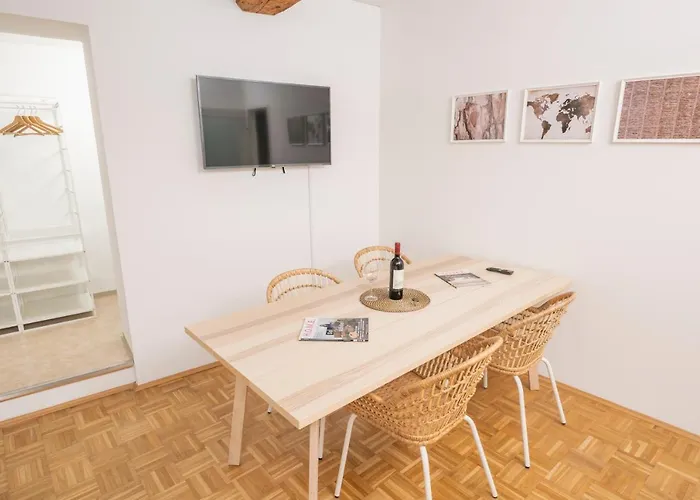 Zum Grazer Uhrturm Грац